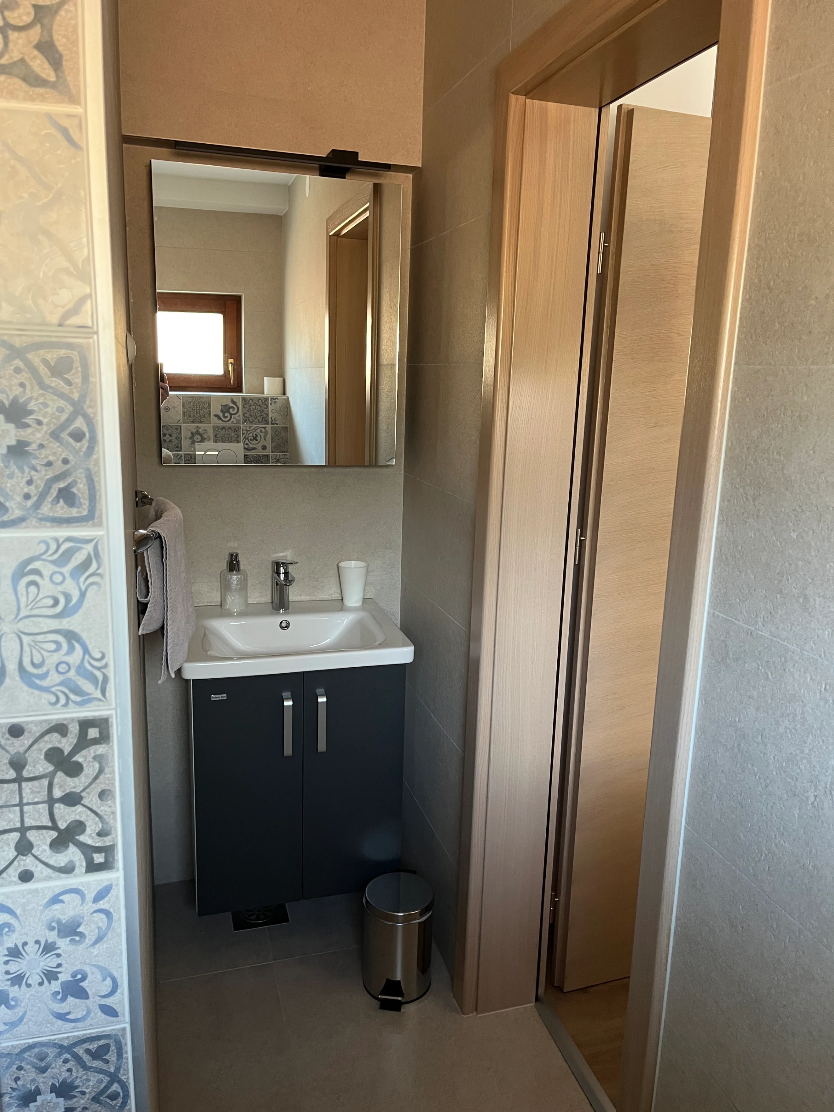 Soba Šafranko bathroom entrance